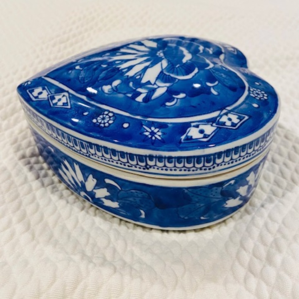 D4-Blue & White Chinoiserie Heart Lidded Box - Picture 3 of 8